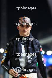 Oscar Piastri (AUS) McLaren on the grid. 22.09.2024. Formula 1 World Championship, Rd 18, Singapore Grand Prix, Marina Bay Street Circuit, Singapore, Race Day.