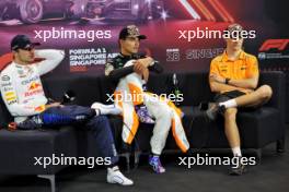 (L to R): Max Verstappen (NLD) Red Bull Racing; Lando Norris (GBR) McLaren; and Oscar Piastri (AUS) McLaren, in the post race FIA Press Conference. 22.09.2024. Formula 1 World Championship, Rd 18, Singapore Grand Prix, Marina Bay Street Circuit, Singapore, Race Day.