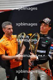 (L to R): Andrea Stella (ITA) McLaren Team Principal with race winner Lando Norris (GBR) McLaren. 22.09.2024. Formula 1 World Championship, Rd 18, Singapore Grand Prix, Marina Bay Street Circuit, Singapore, Race Day.