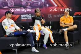 (L to R): Max Verstappen (NLD) Red Bull Racing; Lando Norris (GBR) McLaren; and Oscar Piastri (AUS) McLaren, in the post race FIA Press Conference. 22.09.2024. Formula 1 World Championship, Rd 18, Singapore Grand Prix, Marina Bay Street Circuit, Singapore, Race Day.