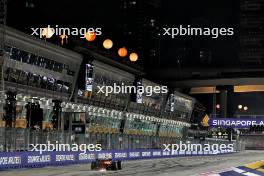 Race winner Lando Norris (GBR) McLaren MCL38 takes the chequered flag at the end of the race. 22.09.2024. Formula 1 World Championship, Rd 18, Singapore Grand Prix, Marina Bay Street Circuit, Singapore, Race Day.