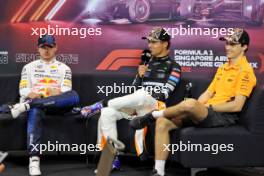 (L to R): Max Verstappen (NLD) Red Bull Racing; Lando Norris (GBR) McLaren; and Oscar Piastri (AUS) McLaren, in the post race FIA Press Conference. 22.09.2024. Formula 1 World Championship, Rd 18, Singapore Grand Prix, Marina Bay Street Circuit, Singapore, Race Day.