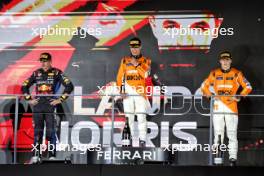 The podium (L to R): Max Verstappen (NLD) Red Bull Racing, second; Lando Norris (GBR) McLaren, race winner; Oscar Piastri (AUS) McLaren, third. 22.09.2024. Formula 1 World Championship, Rd 18, Singapore Grand Prix, Marina Bay Street Circuit, Singapore, Race Day.