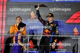 Max Verstappen (NLD) Red Bull Racing celebrates his second position on the podium. 22.09.2024. Formula 1 World Championship, Rd 18, Singapore Grand Prix, Marina Bay Street Circuit, Singapore, Race Day.