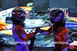 Race winner Lando Norris (GBR) McLaren (Right) celebrates in parc ferme with third placed team mate Oscar Piastri (AUS) McLaren. 22.09.2024. Formula 1 World Championship, Rd 18, Singapore Grand Prix, Marina Bay Street Circuit, Singapore, Race Day.