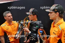 (L to R): Andrea Stella (ITA) McLaren Team Principal with race winner Lando Norris (GBR) McLaren and Oscar Piastri (AUS) McLaren. 22.09.2024. Formula 1 World Championship, Rd 18, Singapore Grand Prix, Marina Bay Street Circuit, Singapore, Race Day.