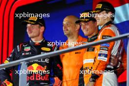 The podium (L to R): Max Verstappen (NLD) Red Bull Racing, second; Paul Barnes (GBR) McLaren Director of Support and Logistics celebrates on the podium; Lando Norris (GBR) McLaren, race winner; Oscar Piastri (AUS) McLaren, third. 22.09.2024. Formula 1 World Championship, Rd 18, Singapore Grand Prix, Marina Bay Street Circuit, Singapore, Race Day.