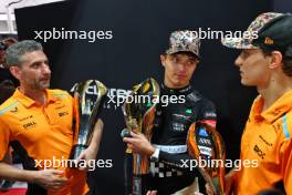 (L to R): Andrea Stella (ITA) McLaren Team Principal with race winner Lando Norris (GBR) McLaren and Oscar Piastri (AUS) McLaren. 22.09.2024. Formula 1 World Championship, Rd 18, Singapore Grand Prix, Marina Bay Street Circuit, Singapore, Race Day.