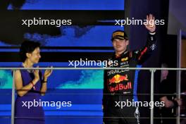 Max Verstappen (NLD) Red Bull Racing celebrates his second position on the podium. 22.09.2024. Formula 1 World Championship, Rd 18, Singapore Grand Prix, Marina Bay Street Circuit, Singapore, Race Day.