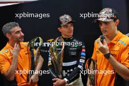 (L to R): Andrea Stella (ITA) McLaren Team Principal with race winner Lando Norris (GBR) McLaren and Oscar Piastri (AUS) McLaren. 22.09.2024. Formula 1 World Championship, Rd 18, Singapore Grand Prix, Marina Bay Street Circuit, Singapore, Race Day.