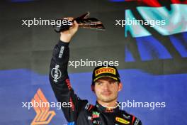 Max Verstappen (NLD) Red Bull Racing celebrates his second position on the podium. 22.09.2024. Formula 1 World Championship, Rd 18, Singapore Grand Prix, Marina Bay Street Circuit, Singapore, Race Day.