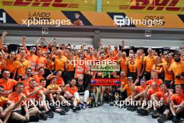 Race winner Lando Norris (GBR) McLaren and third placed Oscar Piastri (AUS) McLaren celebrate with the team. 22.09.2024. Formula 1 World Championship, Rd 18, Singapore Grand Prix, Marina Bay Street Circuit, Singapore, Race Day.