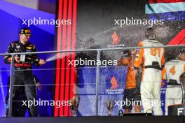 Max Verstappen (NLD) Red Bull Racing celebrates his second position on the podium with Oscar Piastri (AUS) McLaren and Lando Norris (GBR) McLaren. 22.09.2024. Formula 1 World Championship, Rd 18, Singapore Grand Prix, Marina Bay Street Circuit, Singapore, Race Day.