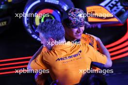 Race winner Lando Norris (GBR) McLaren celebrates in parc ferme with Andrea Stella (ITA) McLaren Team Principal. 22.09.2024. Formula 1 World Championship, Rd 18, Singapore Grand Prix, Marina Bay Street Circuit, Singapore, Race Day.