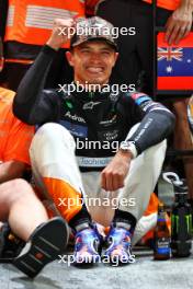 Race winner Lando Norris (GBR) McLaren celebrates with the team. 22.09.2024. Formula 1 World Championship, Rd 18, Singapore Grand Prix, Marina Bay Street Circuit, Singapore, Race Day.