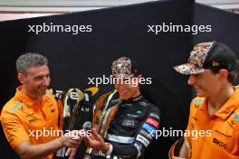 (L to R): Andrea Stella (ITA) McLaren Team Principal with race winner Lando Norris (GBR) McLaren and Oscar Piastri (AUS) McLaren. 22.09.2024. Formula 1 World Championship, Rd 18, Singapore Grand Prix, Marina Bay Street Circuit, Singapore, Race Day.