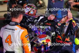 (L to R): race winner Lando Norris (GBR) McLaren in parc ferme with Max Verstappen (NLD) Red Bull Racing. 22.09.2024. Formula 1 World Championship, Rd 18, Singapore Grand Prix, Marina Bay Street Circuit, Singapore, Race Day.