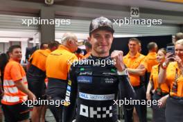 Race winner Lando Norris (GBR) McLaren celebrates with the team. 22.09.2024. Formula 1 World Championship, Rd 18, Singapore Grand Prix, Marina Bay Street Circuit, Singapore, Race Day.