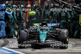 Lance Stroll (CDN) Aston Martin F1 Team AMR24 makes a pit stop. 22.09.2024. Formula 1 World Championship, Rd 18, Singapore Grand Prix, Marina Bay Street Circuit, Singapore, Race Day.