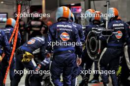 Williams Racing makes a pit stop. 22.09.2024. Formula 1 World Championship, Rd 18, Singapore Grand Prix, Marina Bay Street Circuit, Singapore, Race Day.