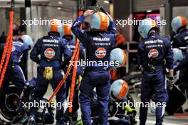 Williams Racing makes a pit stop. 22.09.2024. Formula 1 World Championship, Rd 18, Singapore Grand Prix, Marina Bay Street Circuit, Singapore, Race Day.