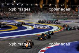 Lando Norris (GBR) McLaren MCL38 leads at the start of the race. 22.09.2024. Formula 1 World Championship, Rd 18, Singapore Grand Prix, Marina Bay Street Circuit, Singapore, Race Day.