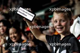 Circuit atmosphere - a young fan. 22.09.2024. Formula 1 World Championship, Rd 18, Singapore Grand Prix, Marina Bay Street Circuit, Singapore, Race Day.