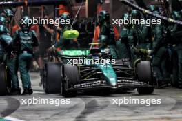 Fernando Alonso (ESP) Aston Martin F1 Team AMR24 makes a pit stop. 22.09.2024. Formula 1 World Championship, Rd 18, Singapore Grand Prix, Marina Bay Street Circuit, Singapore, Race Day.