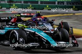 Yuki Tsunoda (JPN) RB VCARB 01 and Lewis Hamilton (GBR) Mercedes AMG F1 W15 battle for position. 22.09.2024. Formula 1 World Championship, Rd 18, Singapore Grand Prix, Marina Bay Street Circuit, Singapore, Race Day.