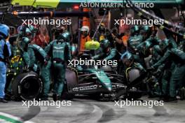 Lance Stroll (CDN) Aston Martin F1 Team AMR24 makes a pit stop. 22.09.2024. Formula 1 World Championship, Rd 18, Singapore Grand Prix, Marina Bay Street Circuit, Singapore, Race Day.