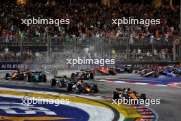 Lando Norris (GBR) McLaren MCL38 leads at the start of the race. 22.09.2024. Formula 1 World Championship, Rd 18, Singapore Grand Prix, Marina Bay Street Circuit, Singapore, Race Day.