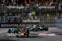 Lando Norris (GBR) McLaren MCL38 leads at the start of the race. 22.09.2024. Formula 1 World Championship, Rd 18, Singapore Grand Prix, Marina Bay Street Circuit, Singapore, Race Day.