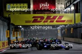 Franco Colapinto (ARG) Williams Racing FW46 at the start of the race. 22.09.2024. Formula 1 World Championship, Rd 18, Singapore Grand Prix, Marina Bay Street Circuit, Singapore, Race Day.