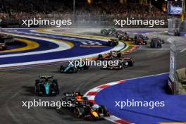 Max Verstappen (NLD) Red Bull Racing RB20 Andy Stevenson (GBR) Aston Martin F1 Team Manager the start of the race. 22.09.2024. Formula 1 World Championship, Rd 18, Singapore Grand Prix, Marina Bay Street Circuit, Singapore, Race Day.