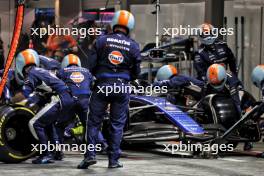 Franco Colapinto (ARG) Williams Racing FW46 makes a pit stop. 22.09.2024. Formula 1 World Championship, Rd 18, Singapore Grand Prix, Marina Bay Street Circuit, Singapore, Race Day.