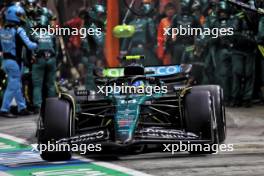 Fernando Alonso (ESP) Aston Martin F1 Team AMR24 makes a pit stop. 22.09.2024. Formula 1 World Championship, Rd 18, Singapore Grand Prix, Marina Bay Street Circuit, Singapore, Race Day.