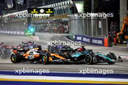 Oscar Piastri (AUS) McLaren MCL38 and George Russell (GBR) Mercedes AMG F1 W15 at the start of the race. 22.09.2024. Formula 1 World Championship, Rd 18, Singapore Grand Prix, Marina Bay Street Circuit, Singapore, Race Day.