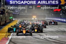 Lando Norris (GBR) McLaren MCL38 leads at the start of the race. 22.09.2024. Formula 1 World Championship, Rd 18, Singapore Grand Prix, Marina Bay Street Circuit, Singapore, Race Day.