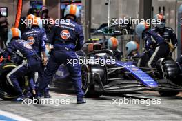 Franco Colapinto (ARG) Williams Racing FW46 makes a pit stop. 22.09.2024. Formula 1 World Championship, Rd 18, Singapore Grand Prix, Marina Bay Street Circuit, Singapore, Race Day.