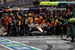 Lando Norris (GBR) McLaren MCL38 makes a pit stop. 22.09.2024. Formula 1 World Championship, Rd 18, Singapore Grand Prix, Marina Bay Street Circuit, Singapore, Race Day.