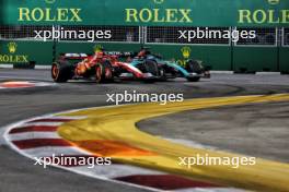 Charles Leclerc (MON) Ferrari SF-24 and George Russell (GBR) Mercedes AMG F1 W15 battle for position. 22.09.2024. Formula 1 World Championship, Rd 18, Singapore Grand Prix, Marina Bay Street Circuit, Singapore, Race Day.