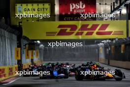 Sergio Perez (MEX) Red Bull Racing RB20 at the start of the race. 22.09.2024. Formula 1 World Championship, Rd 18, Singapore Grand Prix, Marina Bay Street Circuit, Singapore, Race Day.