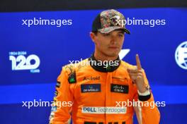 Lando Norris (GBR) McLaren celebrates his pole position in qualifying parc ferme. 21.09.2024. Formula 1 World Championship, Rd 18, Singapore Grand Prix, Marina Bay Street Circuit, Singapore, Qualifying Day.