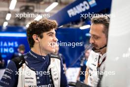 (L to R): Franco Colapinto (ARG) Williams Racing with Gaetan Jego, Williams Racing Race Engineer. 21.09.2024. Formula 1 World Championship, Rd 18, Singapore Grand Prix, Marina Bay Street Circuit, Singapore, Qualifying Day.