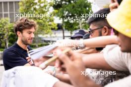 Pierre Gasly (FRA) Alpine F1 Team with fans. 21.09.2024. Formula 1 World Championship, Rd 18, Singapore Grand Prix, Marina Bay Street Circuit, Singapore, Qualifying Day.