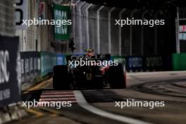 Sergio Perez (MEX) Red Bull Racing RB20. 21.09.2024. Formula 1 World Championship, Rd 18, Singapore Grand Prix, Marina Bay Street Circuit, Singapore, Qualifying Day.