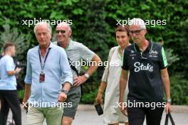 (L to R): Martin Reiss (SUI) Driver Manager with Alessandro Alunni Bravi (ITA) Sauber Managing Director and Team Representative. 21.09.2024. Formula 1 World Championship, Rd 18, Singapore Grand Prix, Marina Bay Street Circuit, Singapore, Qualifying Day.