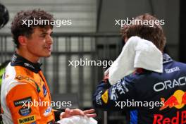 (L to R): Lando Norris (GBR) McLaren with Max Verstappen (NLD) Red Bull Racing in qualifying parc ferme. 21.09.2024. Formula 1 World Championship, Rd 18, Singapore Grand Prix, Marina Bay Street Circuit, Singapore, Qualifying Day.