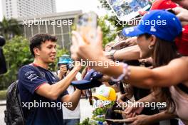 Alexander Albon (THA) Williams Racing with fans. 21.09.2024. Formula 1 World Championship, Rd 18, Singapore Grand Prix, Marina Bay Street Circuit, Singapore, Qualifying Day.