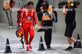 Carlos Sainz Jr (ESP) Ferrari after crashing in qualifying. 21.09.2024. Formula 1 World Championship, Rd 18, Singapore Grand Prix, Marina Bay Street Circuit, Singapore, Qualifying Day.